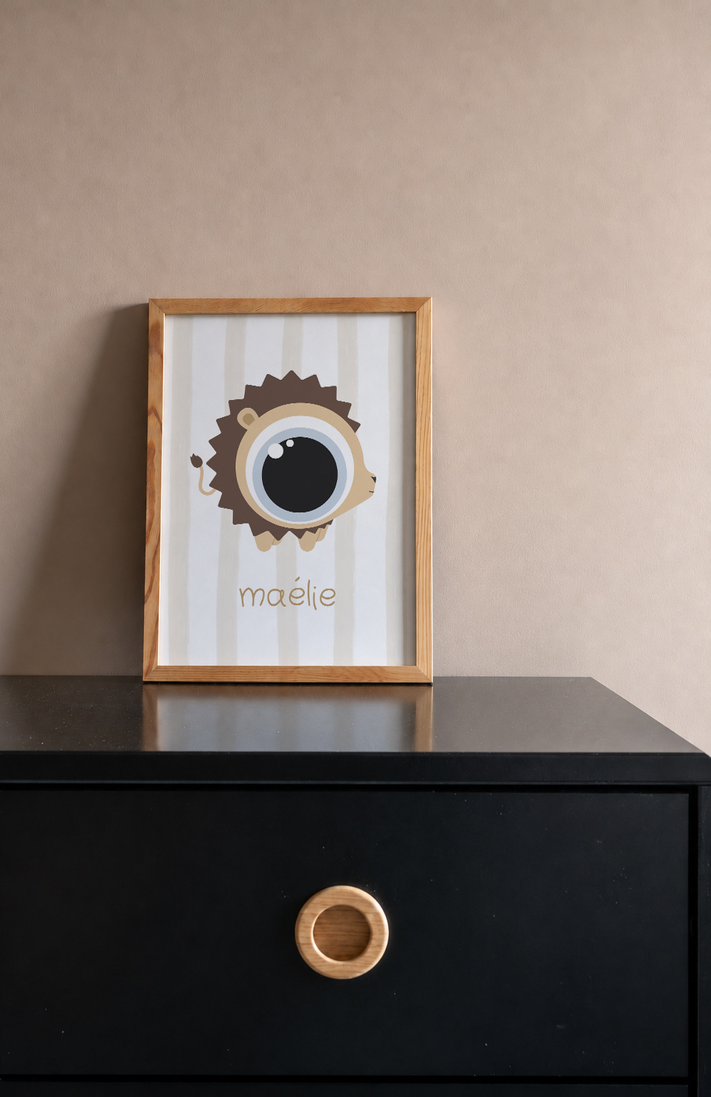 Affiche MINÖT encadrée posée sur une commode noire